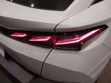 国産車にはないハイセンスなデザイン、光り方をするテールレンズ