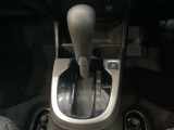 CVT車のセレクトレバーです。低速から高速まで、変速ショックのないスムーズな走りを実現するとともに、エンジン効率のよい領域を維持することで燃費にも貢献します。