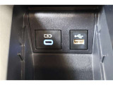 データ通信/給電用と、給電用(Type-C)のUSBポートが装備されています。iPhoneやスマートフォンを繋いで音楽を再生したり、充電したり。車内にあると便利なアイテムのひとつですね!