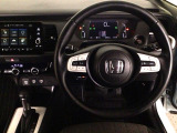 【ハンドル】運転にかかわる様々な操作を安全に行えるように視点移動が少なく操作性に配慮されたスイッチ類が凝縮されたコックピットです。