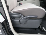 【シートアジャスター】上下調整できるシートアジャスター!運転手にあったドライバーズポジションができますね。