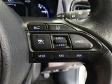 ステアリングには運転中でも簡単に操作できる各種スイッチついてます