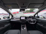 広々とした運転席で快適なドライブをお楽しみください