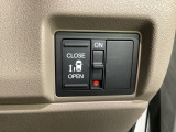 左側電動スライドドアは運転席からでも操作ができるように、ハンドル付近に開閉の操作スイッチが付いています。
