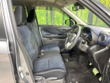 運転席まわりには十分なスペースがあり、大柄な方でもゆったり運転していただける環境です。