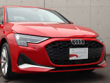 ●Audiが最初に採用したLEDポジショニングランプ。シャープなラインで昼間でも点けていたいと思うほど上品でオシャレです。夜間走行時はさらに目立ちます!