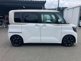 サイドから見ても素敵なデザインの軽自動車です!天井も高く室内空間も広く快適です☆