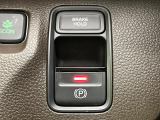 【電動パーキングブレーキ】パーキングブレーキは便利な電動式!ボタン一つで操作でき、アクセルを踏めば自動で解除されます♪レバーやペダルが無いので運転席廻りもすっきりしますね♪
