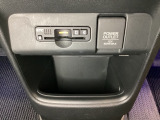 アクセサリーソケットはUSBのアダプターなどをつければ、スマホの充電にも使えます。横にはETCがついており、周辺には物が置けるボックスがついています。