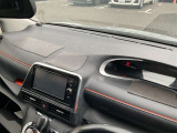 スイッチ類が手元で直感的に操作できる実用的なレイアウト。必要な情報が一目で確認でき、日常の運転を快適にサポートするインパネです。