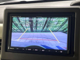 【バックカメラ】駐車時に後方がリアルタイム映像で確認できます。大型商業施設や立体駐車場での駐車時や、夜間のバック時に大活躍!運転スキルに関わらず、今や必須となった装備のひとつです!