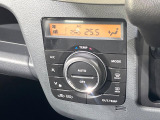 【オートエアコン】一度お好みの温度に設定すれば、車内の温度を検知し風量や温度を自動で調整。暑い&hellip;寒い&hellip;と何度もスイッチ操作をする必要はありません。快適な車内空間には必須の機能ですね♪