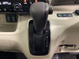 CVT車のセレクトレバーです。低速から高速まで、変速ショックのないスムーズな走りを実現するとともに、エンジン効率のよい領域を維持することで燃費にも貢献します。
