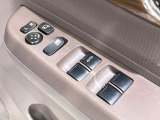 【電動格納ミラー】サイドミラーは電動格納式となっており、狭い駐車場でもキズがつくリスクを抑えられます。