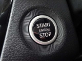 【プッシュスタート】キーが車内にあれば、エンジンの始動・停止はブレーキを踏んでスイッチを押すだけ!キーを取り出す手間を省き、ワンプッシュで操作するので簡単でスムーズ!