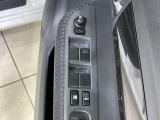 【電動格納ミラー】サイドミラーは電動格納式となっており、狭い駐車場でもキズがつくリスクを抑えられます。