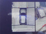 周囲の状況をしっかり確認できる360&deg;ビューモニター搭載。駐車時や狭い場所でも安心して操作できる、頼れるサポート機能です。