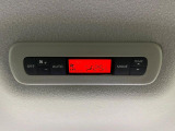 【リアオートエアコン】広い後部座席には必須の機能!風量や温度を自動で調整し前席と同様な車内環境にしてくれるリアオートエアコンを装備。夏の暑さも冬の寒さもストレスなく快適にお過ごしいただけます♪