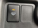 フロントガラス下部に熱線があり、フロントガラスとワイパーブレードの凍結を防ぐための便利なウィンドシールドデアイサースイッチ付(自動OFF機能付)