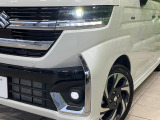 【LEDヘッドライト】悪天候や夜間走行時も良好な視界を確保し安心して運転できる高輝度LEDヘッドライトを装備!点灯速度が早く、消費電力も抑えられています。