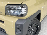 【LEDヘッドライト】悪天候や夜間走行時も良好な視界を確保し安心して運転できる高輝度LEDヘッドライトを装備!点灯速度が早く、消費電力も抑えられています。