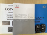 スマートキーは鍵をバッグに入れたままでもドアロックの開閉やエンジンのON・OFFができます。夜間や雨の日も鍵を探さなくて良いので便利です。