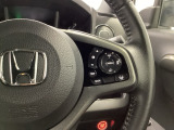 【クルーズコントロール】設定した速度を自動で維持し、ドライバーの運転負荷を軽減する支援機能です。長距離走行時の疲労を抑えるだけでなく、速度の安定による燃費向上も期待できます。