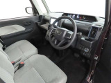 シンプルで使いやすいデザインの運転席です。
