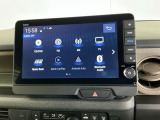 純正ディスプレイオーディオが装備されています。スマホとケーブルで連携するとアップルカープレイやアンドロイドオートなど便利なナビ機能が使えます。行き先検索は音声コマンドに話しかけるだけで検索できます