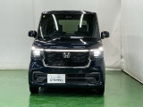 LEDヘッドライトを装備しています。LEDヘッドライトはとても明るく、雨の日や夜間走行も安全・安心です。オートライトコントロール付きで周囲の明るさに応じて自動で点灯・消灯します