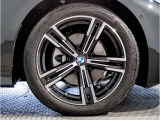 【BMWアロイホイル】軽量かつ強度に拘ったアロイホイル。走行性能ポテンシャルを引き出す設計。車の足元を引き締めてくれる大きなポイントはアロイホイルです。