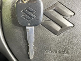 【キーレス】少し離れた場所からでもボタン一つでドアの開錠・施錠ができるのでとっても便利!ドアの鍵穴周りに傷をつけることもありません♪