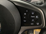 【クルーズコントロール】設定した速度を自動で維持し、ドライバーの運転負荷を軽減する支援機能です。長距離走行時の疲労を抑えるだけでなく、速度の安定による燃費向上も期待できます。