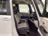 【ベンチシート】運転席と助手席の移動もスムーズ!狭い駐車場での乗り降りや、お子様の乗り降りにも便利です。座席の間にコンソールボックスやドリンクホルダーがないため、車内空間が広く感じます。
