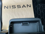 助手席シートアンダーボックスにも荷物が入ります。小物類の整理にも活躍します。