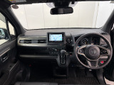 見通しの良い運転席回りとなっておりますので安心して運転をして頂けます!窓が大きいので明るく開放的な室内です