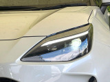 【LEDヘッドライト】悪天候や夜間走行時も良好な視界を確保し安心して運転できる高輝度LEDヘッドライトを装備!点灯速度が早く、消費電力も抑えられています。