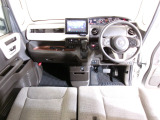 目線はミニバン並みの高さに。運転席に座ったときの目線がより高い分、前を見通しやすく、ゆとりをもって運転できます。また車両感覚がつかみやすく、狭い道などでの運転に安心感をもたらします。
