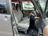 運転席シートリフター(ラチェット式)で、座面の高さも上下に動き、体格にあわせて調整ができます。
