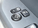 【電動格納ミラー】サイドミラーは電動格納式となっており、狭い駐車場でもキズがつくリスクを抑えられます。