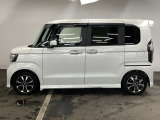 限られたスペースでも、スライドドアなら開閉がスムーズ!隣の車や壁にぶつかる心配がありません。