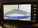 リバースギアに入れるだけで後方の表示へ切り替わります。夜間や雨の日の駐車も楽になりますよ。