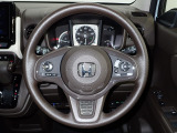 ハンドル左側にはオーディオ操作が出来るオーディオリモートコントロールスイッチ、右側にはHonda SENSINGとオートクルーズコントロールのスイッチを装備!