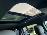【電動パノラミックルーフ】車内に気持ちいい自然光が差し込み、頭上に広がる風景をお楽しみいただけます。快適な車内温度を維持し日差しから乗員とインテリアを守るダークカラーのガラス。電動ブラインド付き!