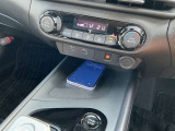 QI規格対応スマートフォンのワイヤレス充電器を装備。手軽に充電できますね。