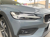 【LEDヘッドライト】ハイビームを先行車や対向車にあてず、その両サイドではハイビーム照射を維持。見える範囲が段違いに広くなりました。北欧神話に登場するトールハンマーをモチーフにデザイン。