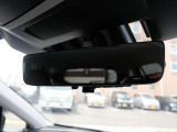ルームミラーはスイッチひとつで映像に切り替え可能