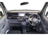 操作性に優れた運転席となります!小物入れや各ボタンの配置にこだわり、使いやすいです!座り心地もよく視認性も良好なのでロングドライブもお任せ下さい!
