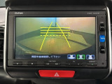 リバースギアに入れるだけで後方の表示へ切り替わります。夜間や雨の日の駐車も楽になりますよ。