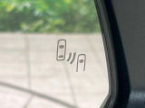【ブラインドスポットモニター】走行中、ドアミラーの死角になりやすい箇所に後続車が接近するとサイドミラーのレンズに警告を表示!ドライバーに注意喚起をしてくれます。